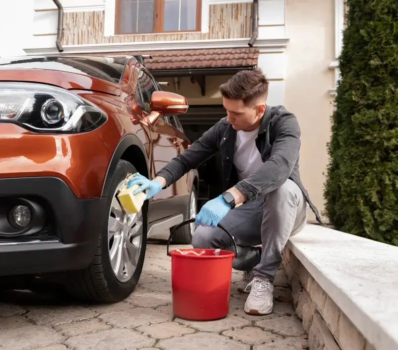 Lavage auto à domicile Cambron : professionnel intervenant sur un véhicule